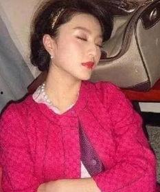 明星累到睡着的照片,镜头下意外睡颜，揭秘高强度工作背后的疲惫